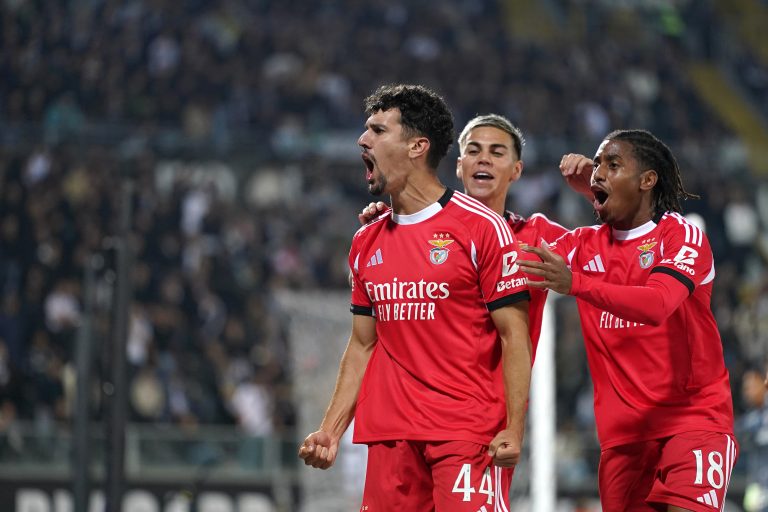 Benfica vence em Guimarães e continua perseguição aos da frente