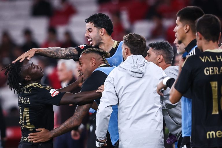 Resumo. FC Porto segue lider isolado, Benfica ‘afunda’ na Luz após ter estado a vencer por dois golos