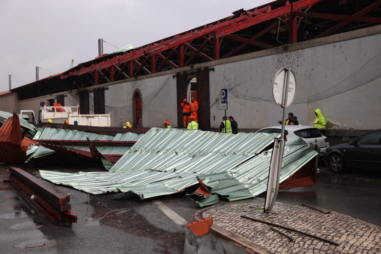 Mau tempo: Vento arranca parte do telhado da estação de Santa Apolónia, em Lisboa