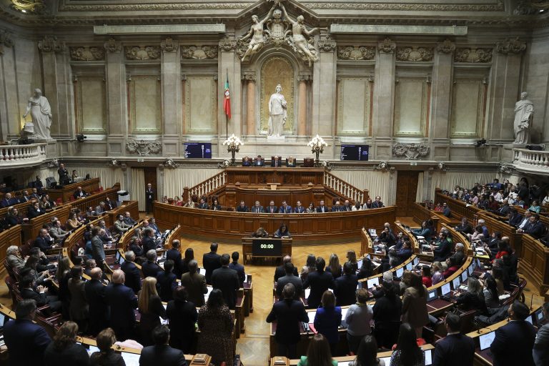 Orçamento para 2026 aprovado na votação final global por PSD e CDS com abstenção do PS