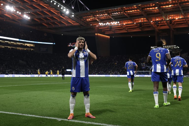FC Porto mantém liderança isolada ao vencer Estoril Praia