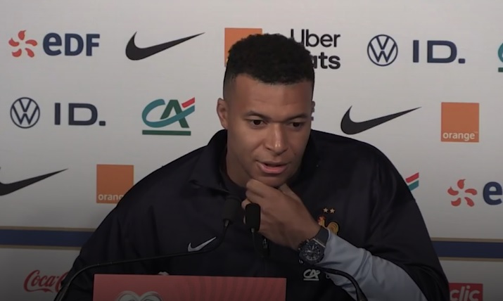 “Há coisas muito mais importantes”. Homenagem de Mbappé e dos “Bleus” às vítimas dos atentados de 13 de novembro de 2015