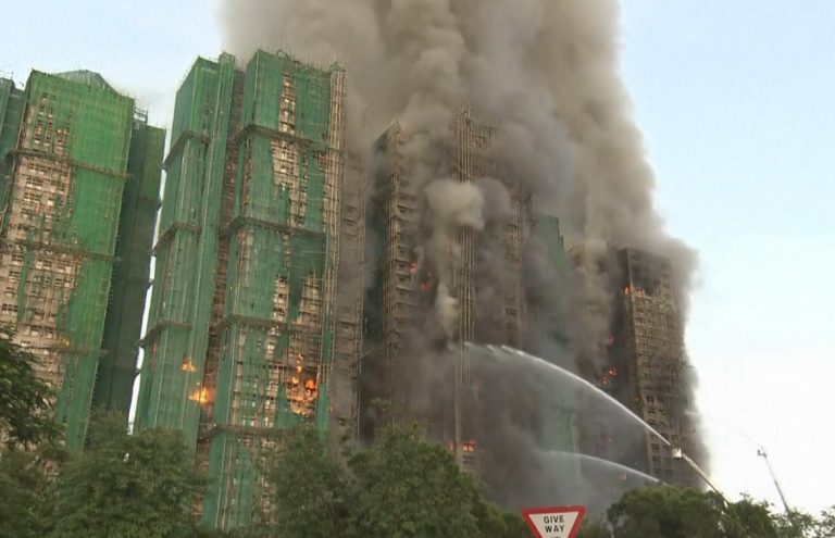 Incêndio de grandes proporções em Hong Kong