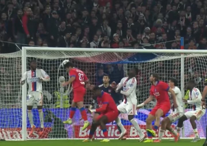 João Neves dá vitória ao Paris Saint-Germain aos 90+5