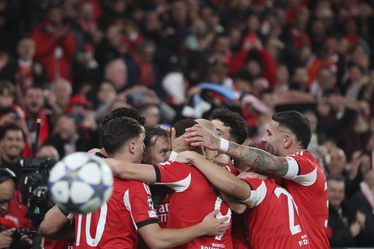 Benfica vence Nápoles e continua na corrida ao apuramento na Liga dos Campeões