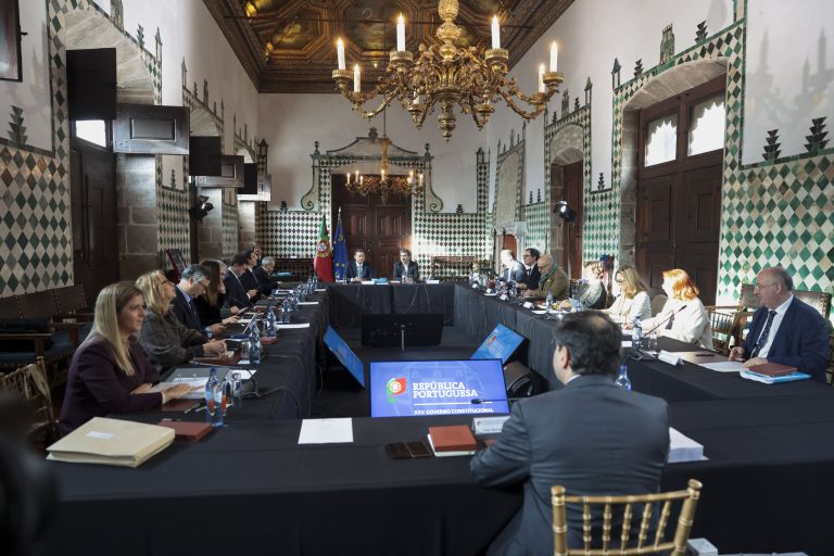 Governo aprova subida do salário mínimo para 920 euros em 2026