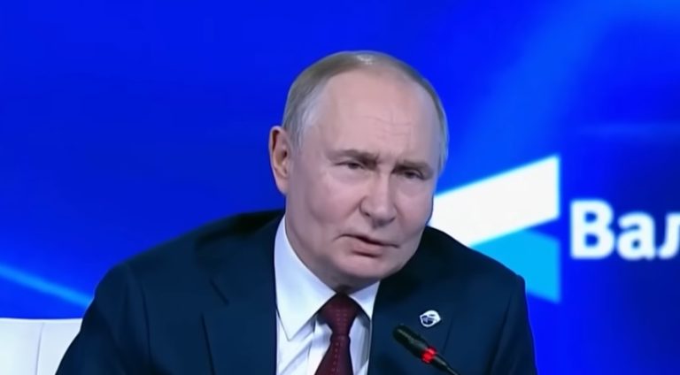 « Os russos estão a divertir-se »: O jogo de Vladimir Putin entre ameaças aos europeus e negociações de paz com os americanos