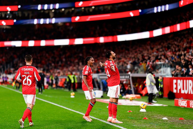 Liga: Benfica vence Estoril com &lsquo;hat trick&rsquo; de Pavlidis e aproxima-se do Sporting