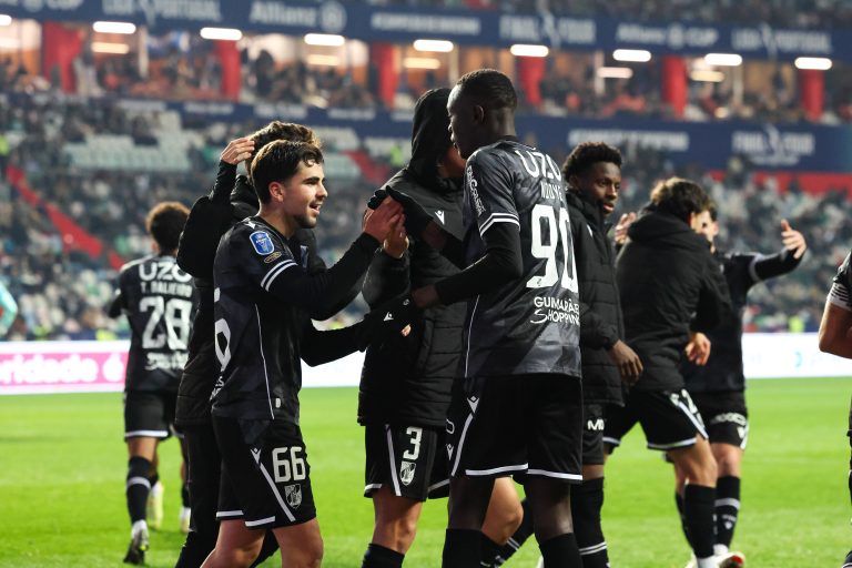 Vitória SC vence Sporting nos &lsquo;descontos&rsquo; e estreia-se na final