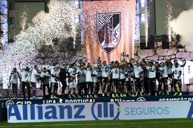 Vitória SC bate rival Sporting de Braga e ergue troféu pela primeira vez