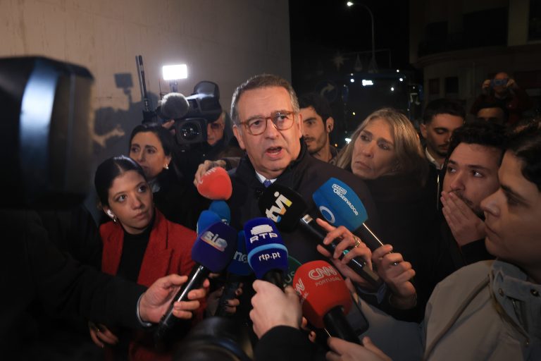 Mau tempo: Seguro doa 1.500 metros de material para cartazes para fazer lonas de cobertura de casas