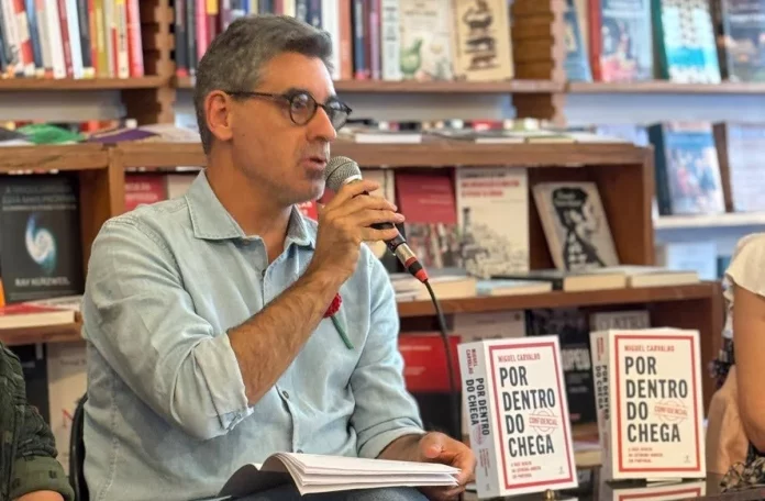 Jornalista Miguel Carvalho numa apresentação, sábado 8 de novembro de 2025, em Guimarães. © Mais Guimarães