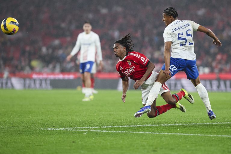Anísio Cabral ‘salta’ do banco para colocar Benfica na rota dos triunfos