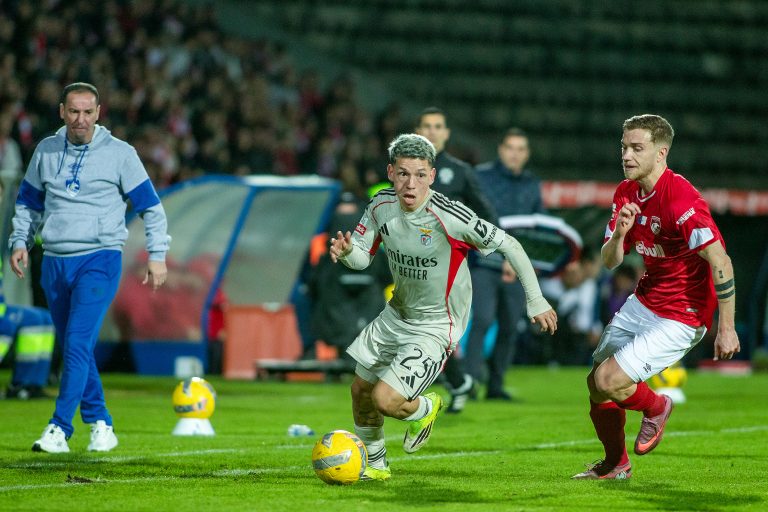 Benfica vence nos Açores o Santa Clara por 1-2