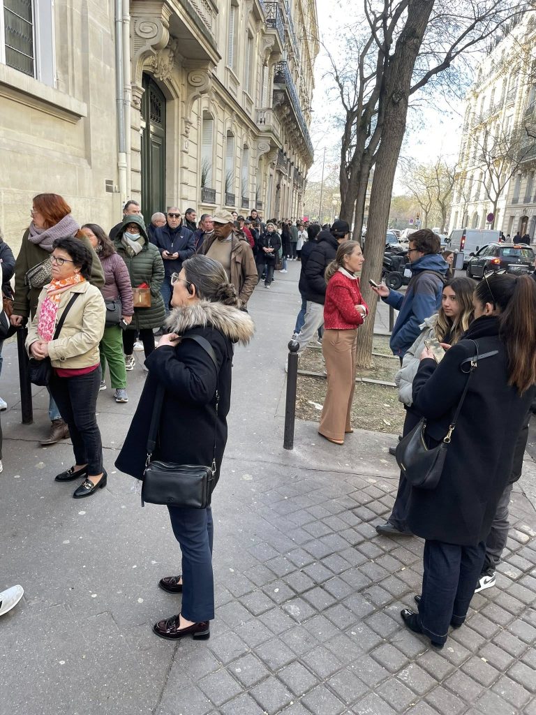 Emigrantes portugueses em França a responder de forma significativa no Consulado de Portugal em Paris