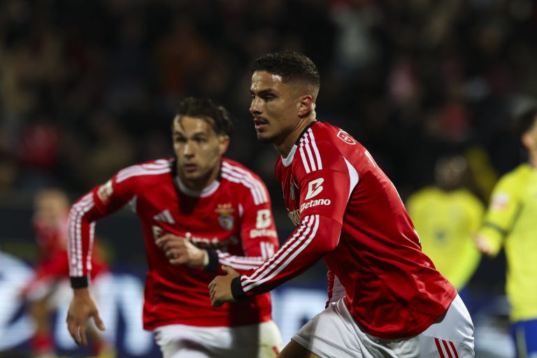 Benfica iguala Sporting à condição ao ganhar em Arouca aos 90+6 minutos