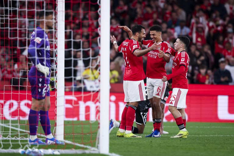 Benfica vence Vitória SC e assume segundo lugar à condição