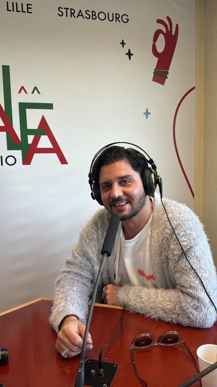 Mike Desa dans les studios de Radio Alfa. Mike Desa dans les studios de Radio Alfa.