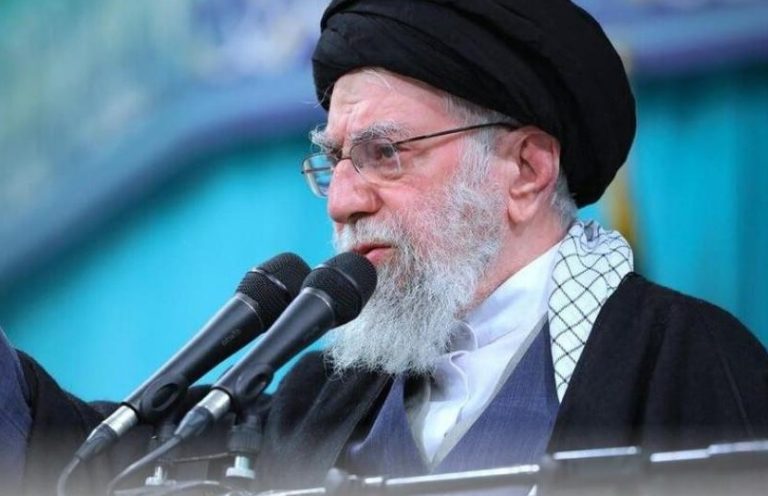 A televisão estatal confirma a morte de Ali Khamenei