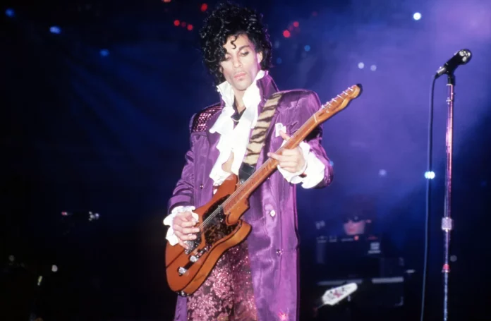04.11.1984 : Prince -au Joe Louis Arena, Détroit (Michigan)- démarre son "Purple Rain Tour" (04.11.1984-07.04.1985) ©Getty - Auteur : Photo by Ross Marino/Getty Images