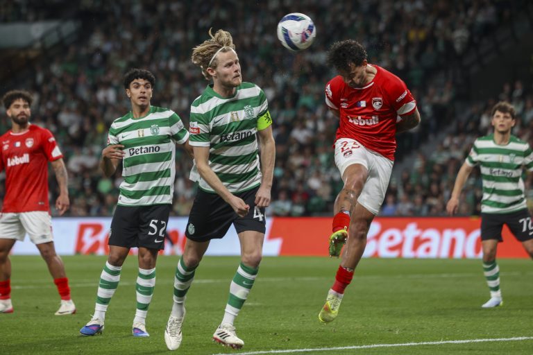 Sporting vence após reviravolta e fica provisoriamente a quatro pontos do líder