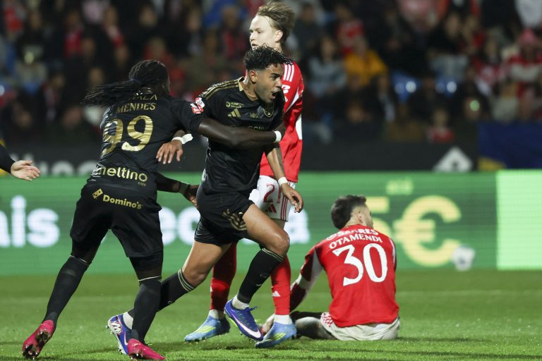 Benfica empata com Casa Pia e falha aproximação ao líder FC Porto