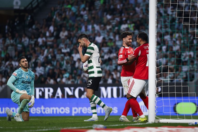 Benfica vence Sporting e relança luta pelo segundo lugar