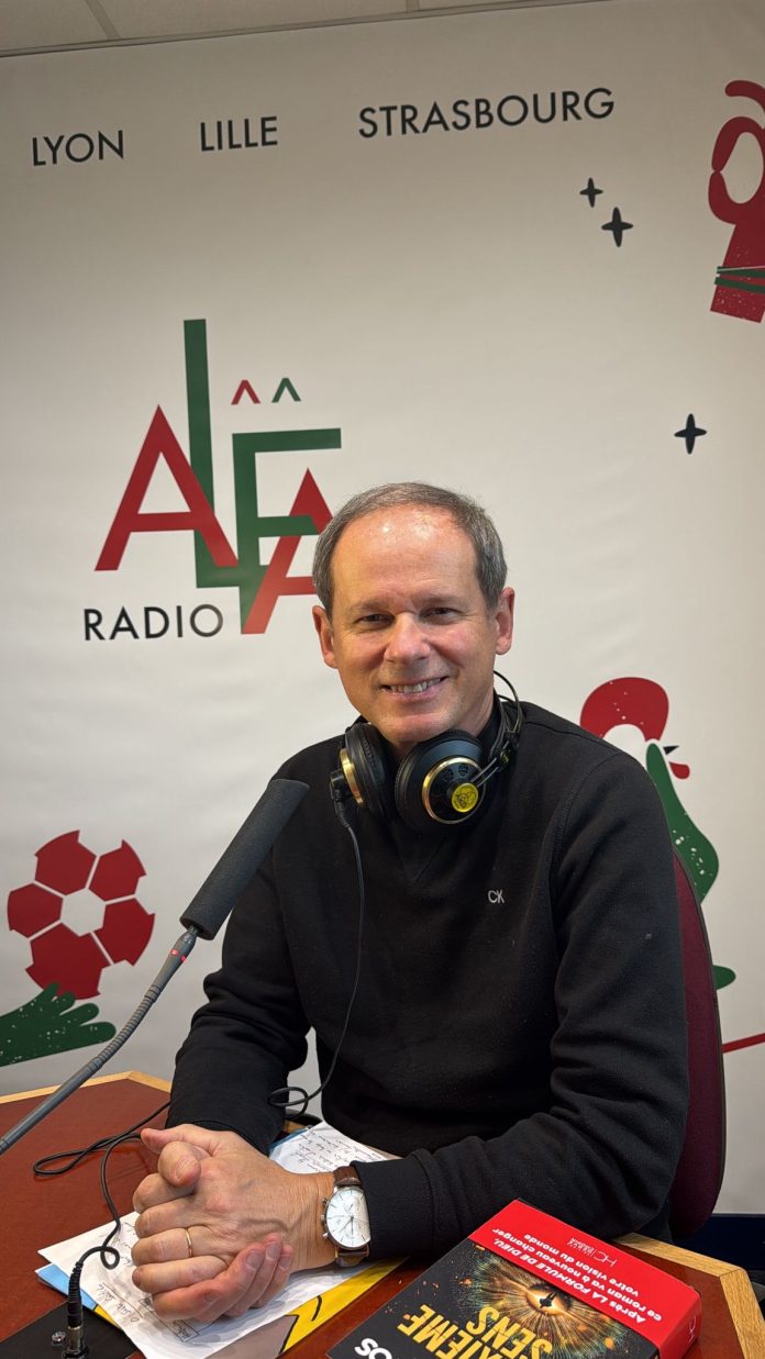 José Rodrigues dos Santos dans les studios de Radio Alfa.
