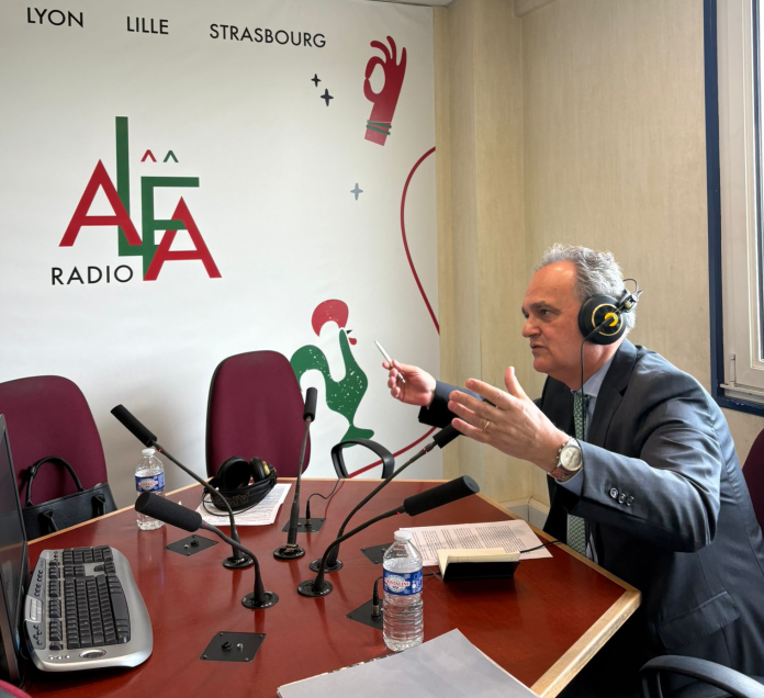 Embaixador Francisco Ribeiro de Menezes nos estúdios da Rádio Alfa, discretamente fotografado por Mónica Lisboa, Cônsul-Geral de Portugal em Paris.