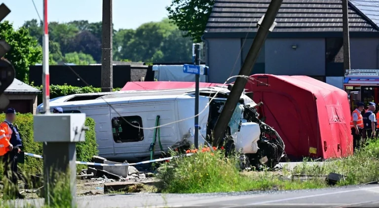 Colisão entre comboio e minibus escolar na Bélgica causou pelo menos quatro mortos