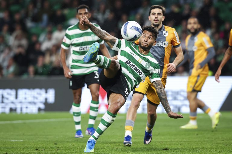 Sporting goleia Vitória SC e iguala Benfica no segundo lugar