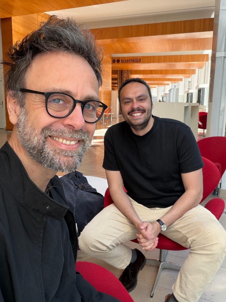 David Castello-Lopes et Didier Caramalho dans le hall de la Maison de la Radio. © David Castello-Lopes