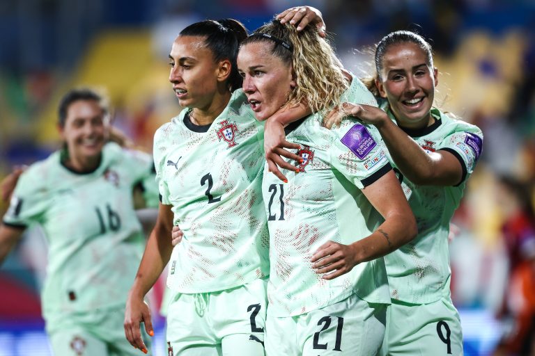 Portugal goleia Letónia e lidera Grupo B3 de apuramento para o Mundial feminino