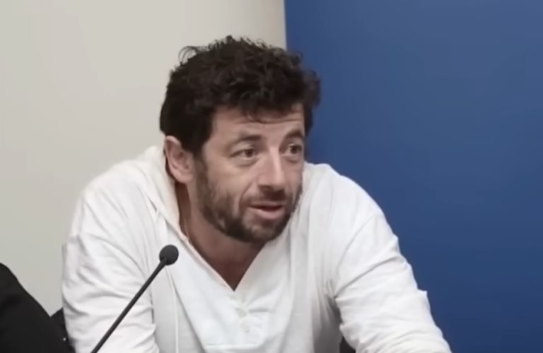 Patrick Bruel, acusado de violações e agressões sexuais, será ouvido por um juiz na quarta-feira, após o prolongamento da detenção