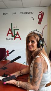 Stéphanie de Sousa dans les studios de Radio Alfa.