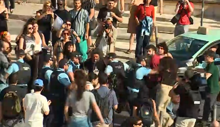 Pelo menos seis detidos após confrontos entre manifestantes e polícia junto à AR 