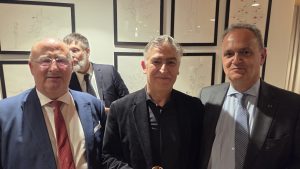 da esquerda para a direita, José Manuel Fernandes, Ministro da Agricultura, Maestro Osvaldo Ferreira e Francisco Ribeiro de Menezes, Embaixador de Portugal em França. (Foto Eduardo Lino).