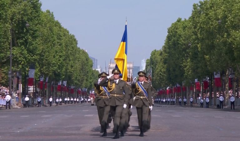 Desfile de 14 de Julho em França destacou o reforço da defesa europeia e os 400 anos da Marinha