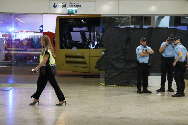 Acidente com autocarro da Carris Metropolitana fez dois mortos e 22 feridos – PSP