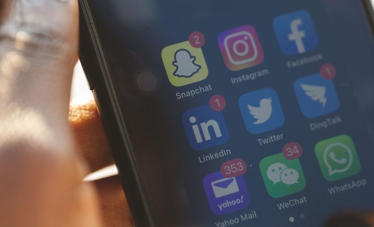 França proíbe acesso às redes sociais a menores de 15 anos