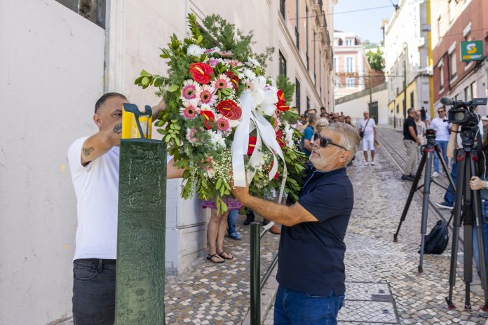 Homenagem às vítimas do acidente no elevador da Glória