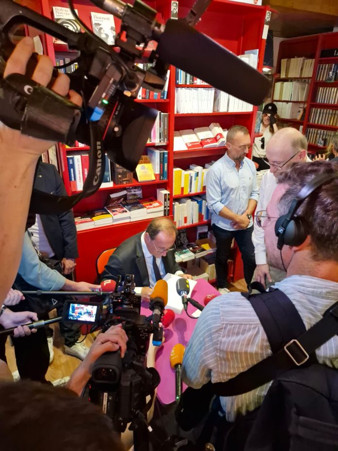 François Hollande lors d'une séance de dédicaces © Didier Caramalho François Hollande lors d'une séance de dédicaces © Didier Caramalho
