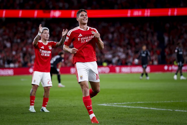 Benfica regressa aos triunfos na receção ao Vitória de Guimarães